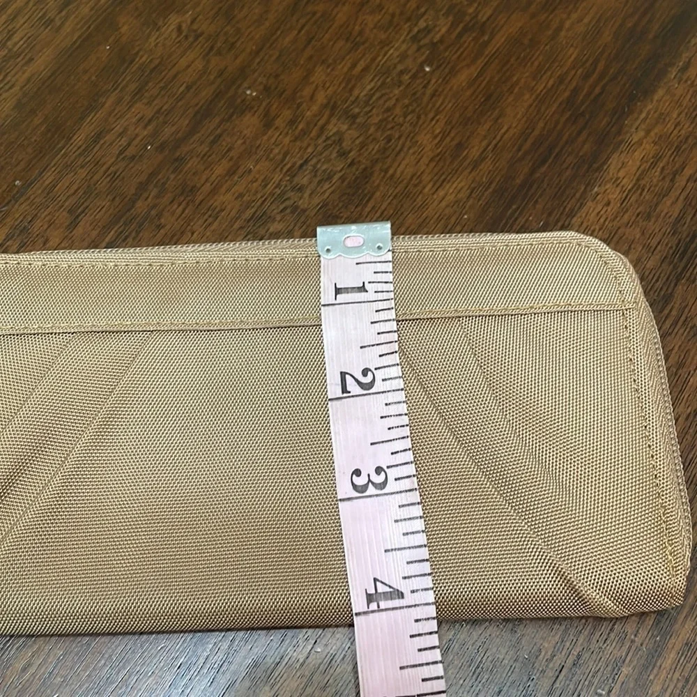TRAVELON zipper closure wallet